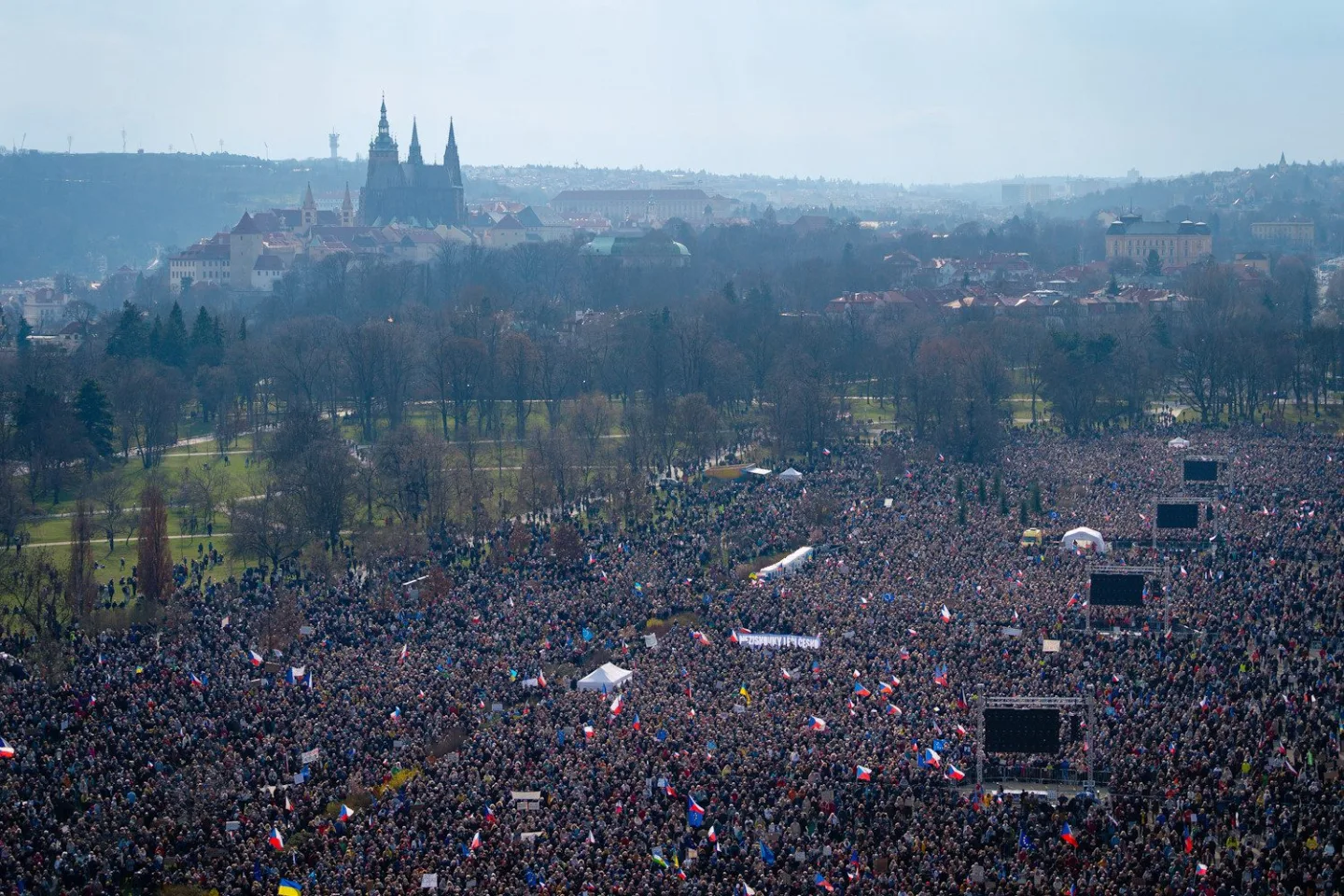FOTO: Pryč s Burešem a vyděrači. Podívejte se, jak probíhala demonstrace na Letné