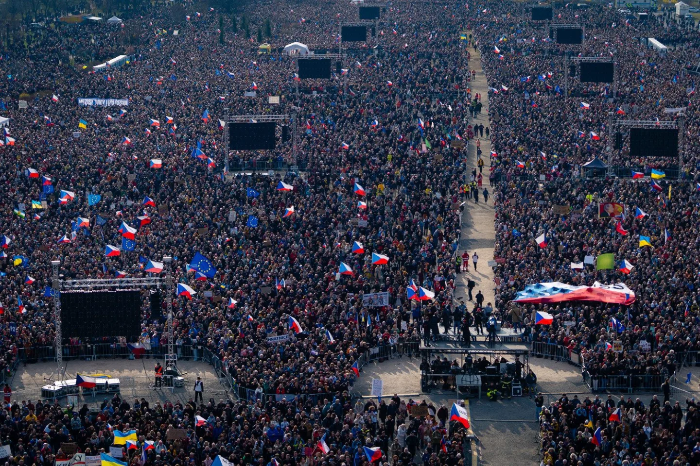 FOTO: Pryč s Burešem a vyděrači. Podívejte se, jak probíhala demonstrace na Letné