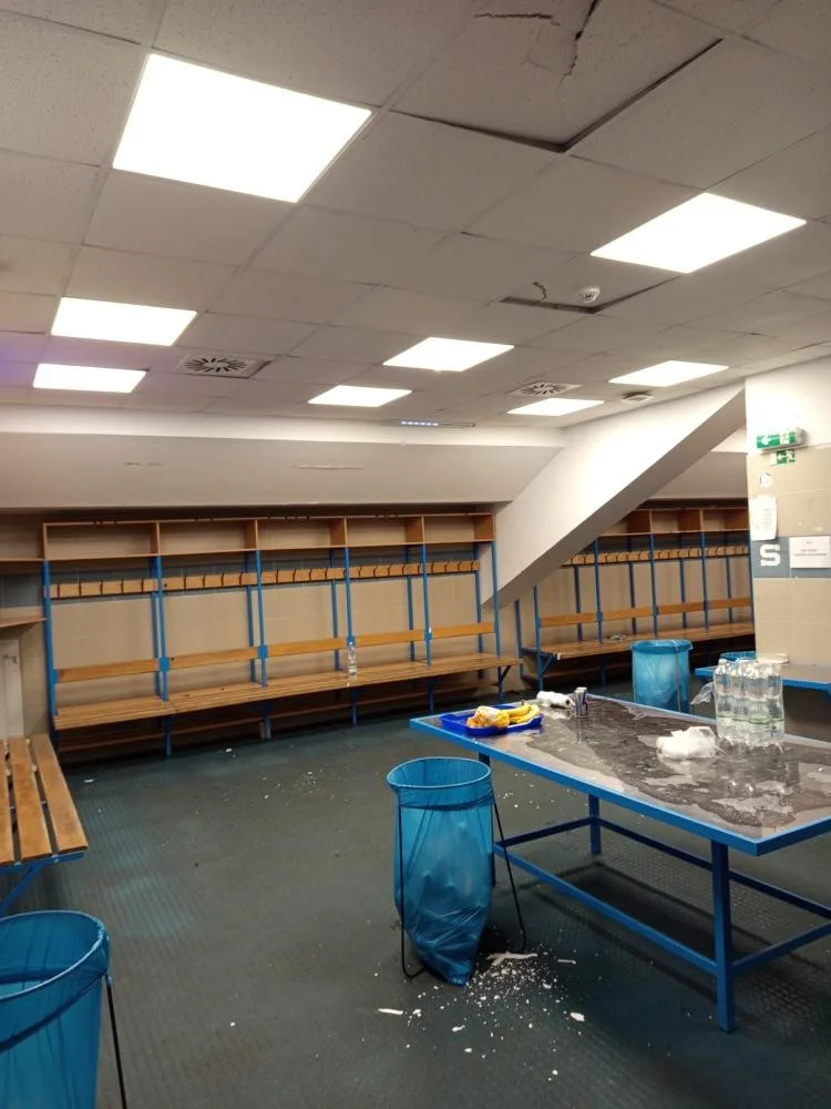 Plzeňský stadion si stěžoval na stav šatny po návštěvě Sparty. Rozbitá už byla, brání se tým