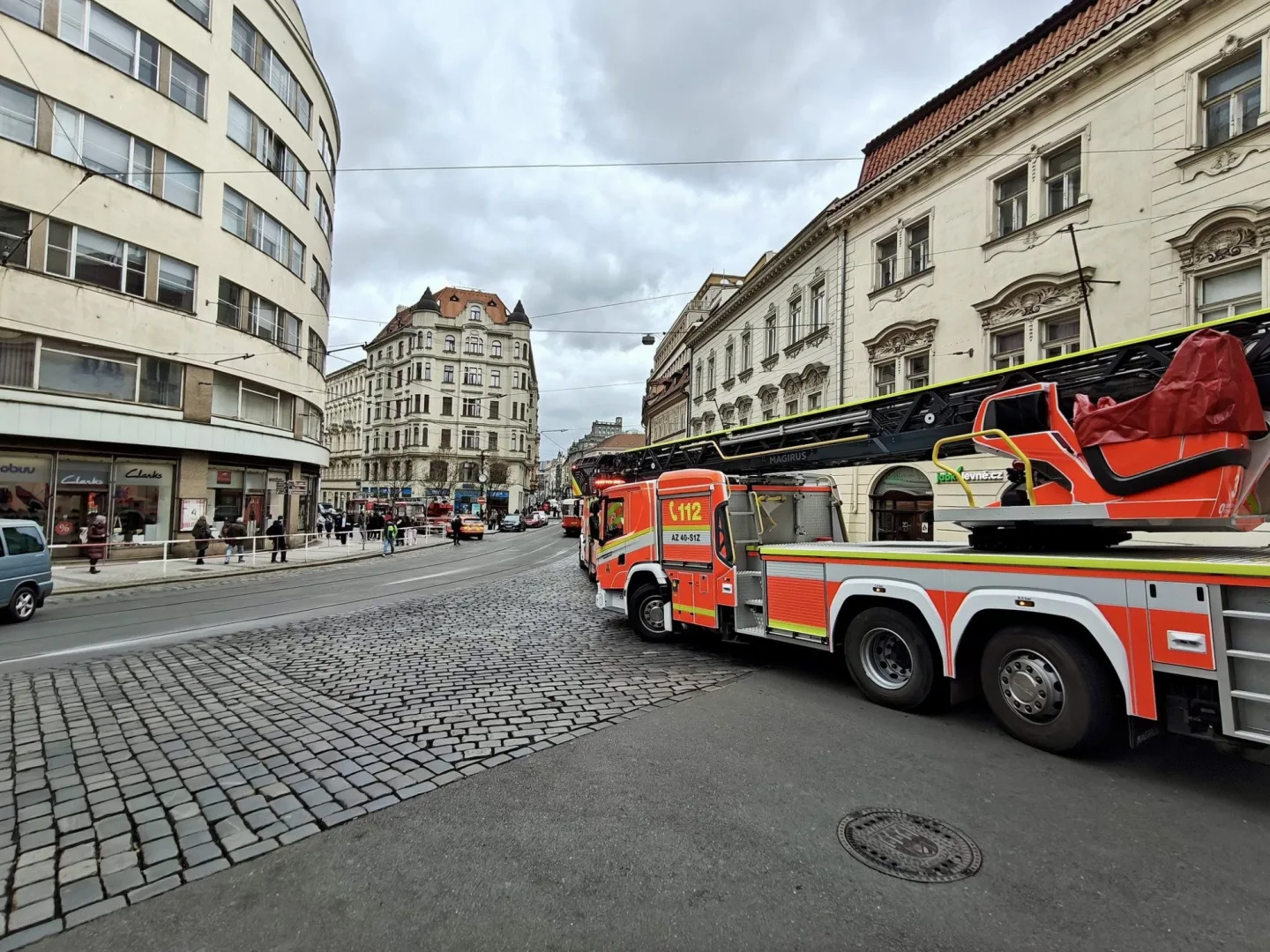 V Divadle Komedie hořela opona, hasiči zachránili pět lidí