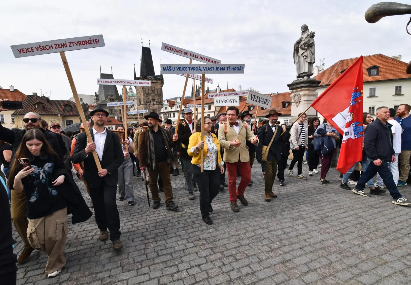 Na Karlově mostě v Praze se dnes koná desátý ročník Vajíčkobraní