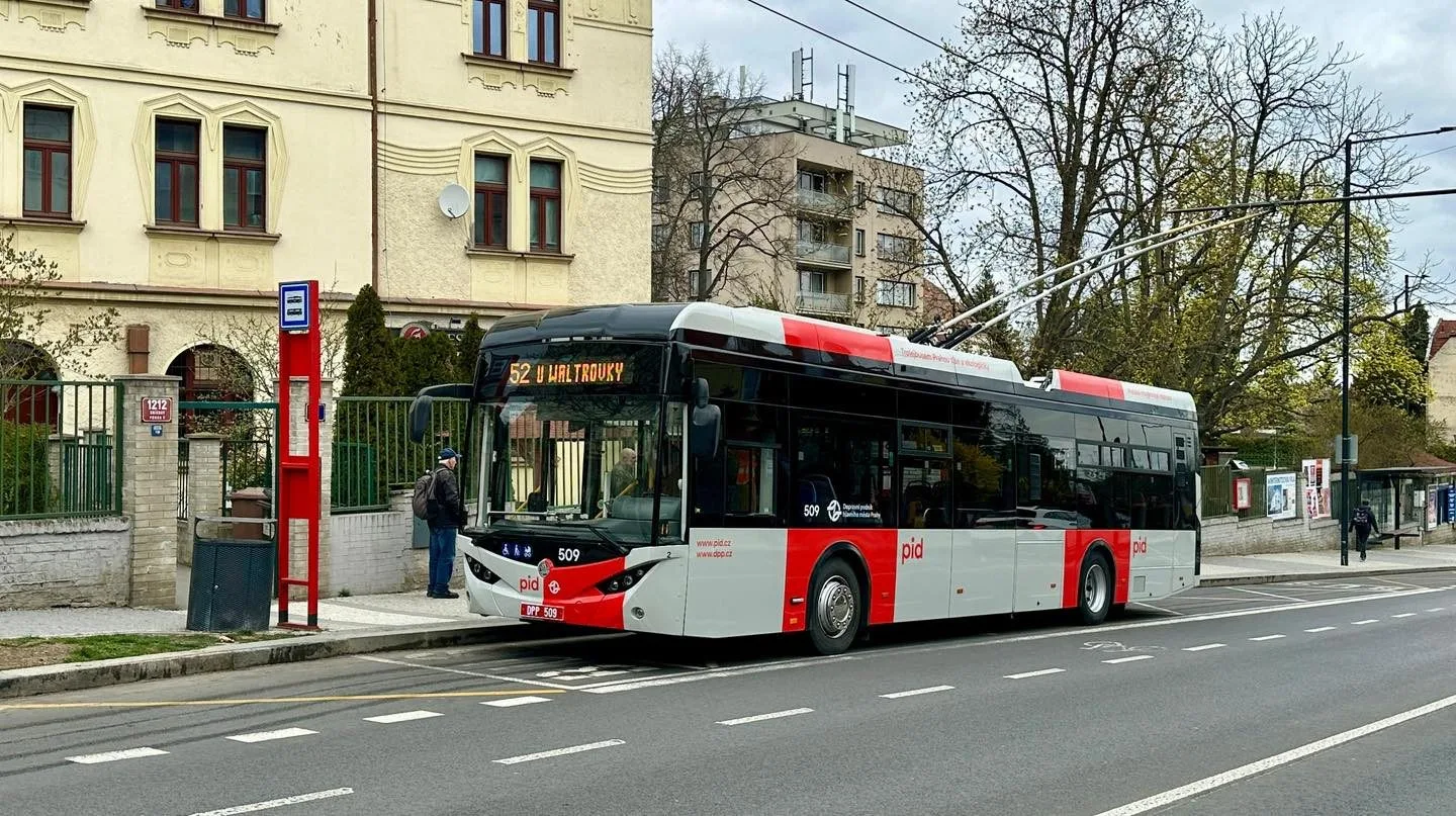 Trolejbusy na nové trati do Jinonic už v rámci zkušebního provozu vozí cestující