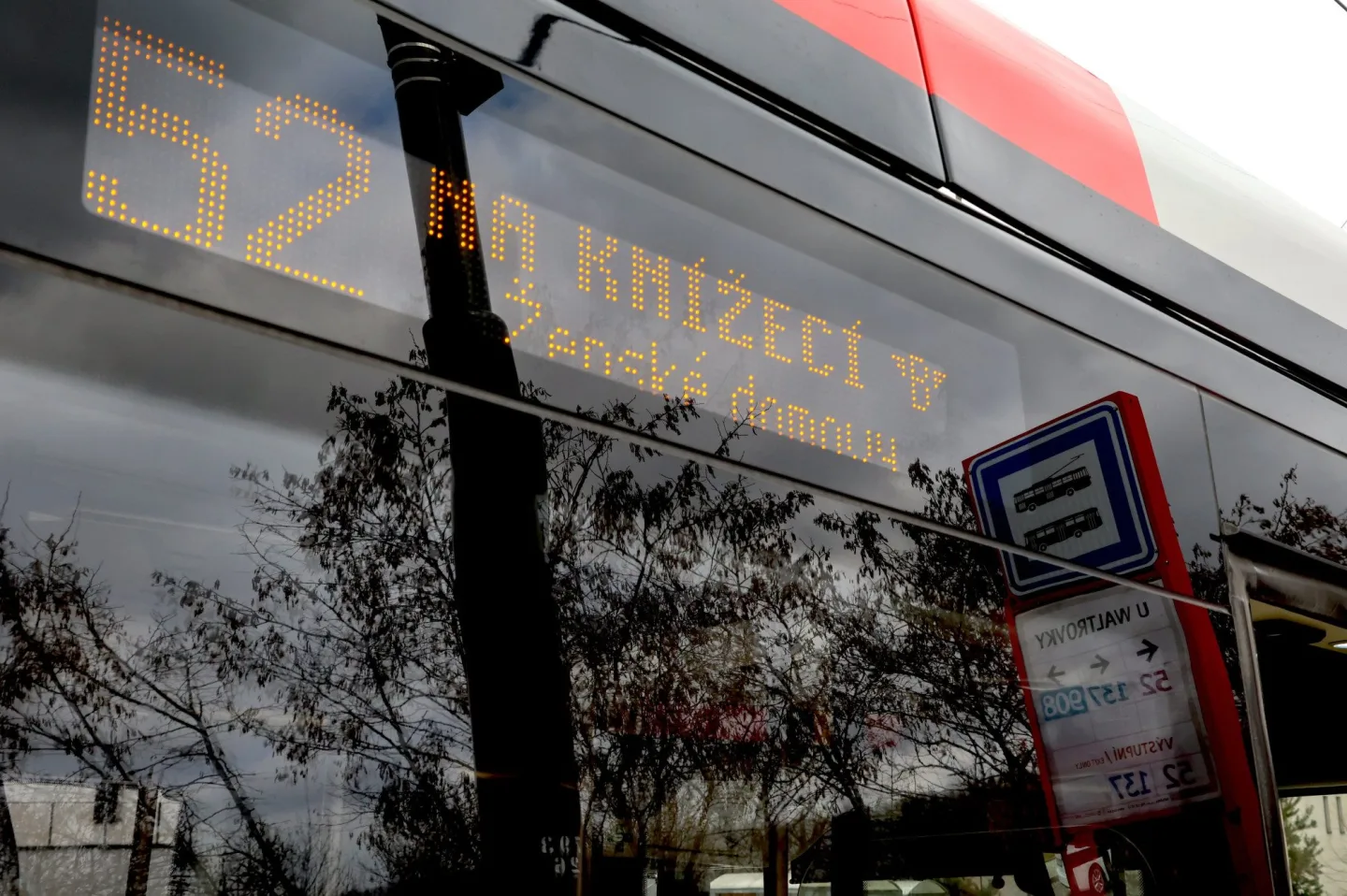 Trolejbusy na nové trati do Jinonic už v rámci zkušebního provozu vozí cestující