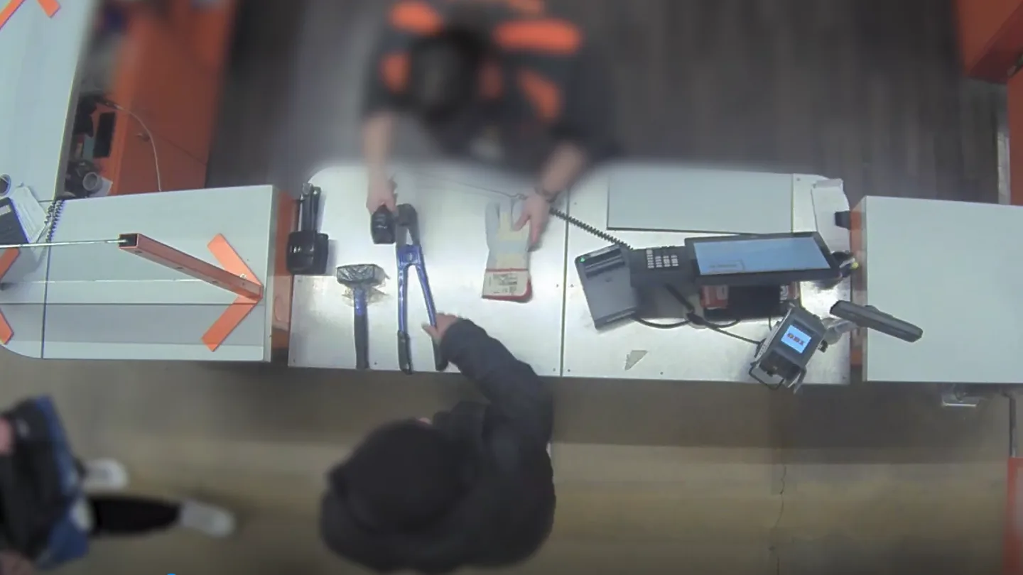 VIDEO: Gang zlodějů řádil v Praze. Dveře rozbíjel kladivem a vykrádal prodejny a auta