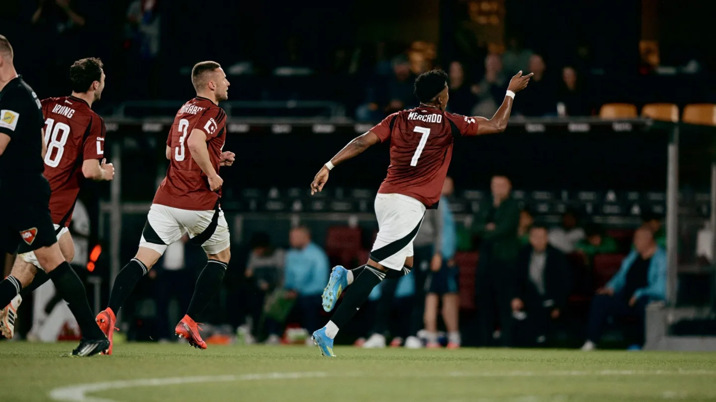 Fotbalisté Sparty porazili Karvinou 2:0 a odskočili třetí Plzni na osm bodů