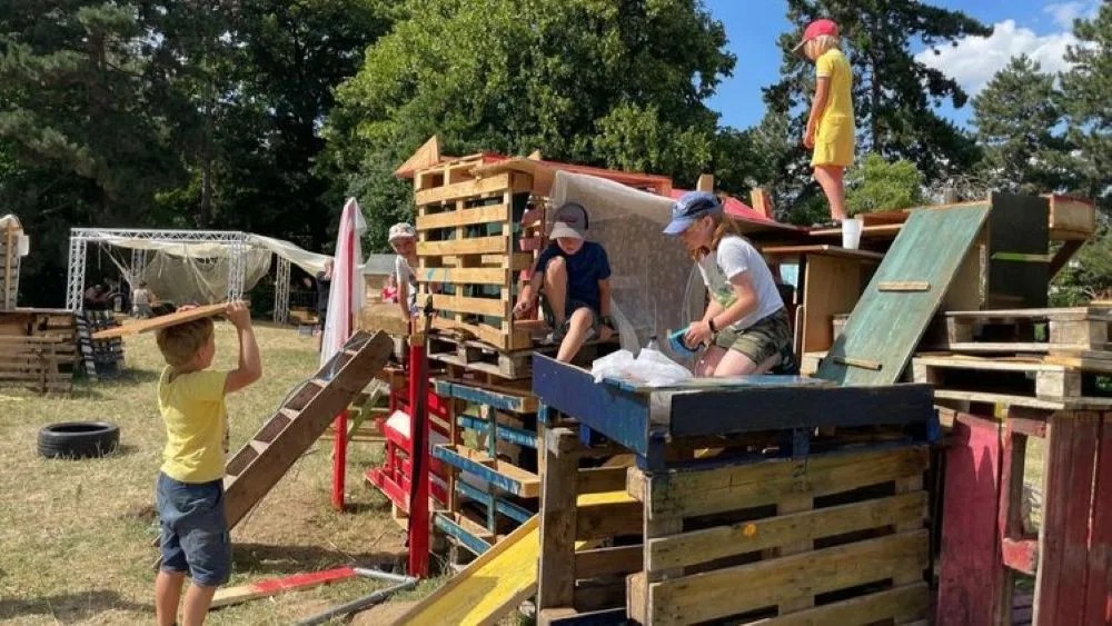 Na Vypichu se otevírá stálé dobrodružné hřiště. Děti si samy mohou postavit bunkry a domečky