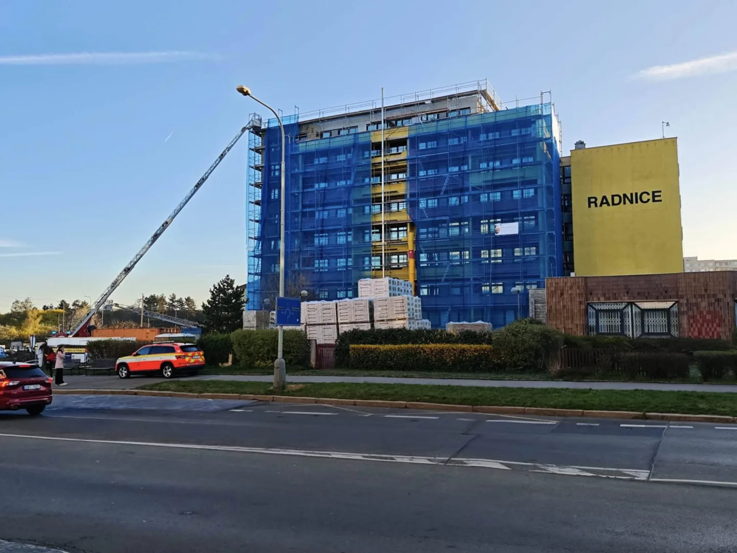 Na radnici Prahy 15 jsou po požáru škody za miliony. Vytopeno je sedm pater kanceláří