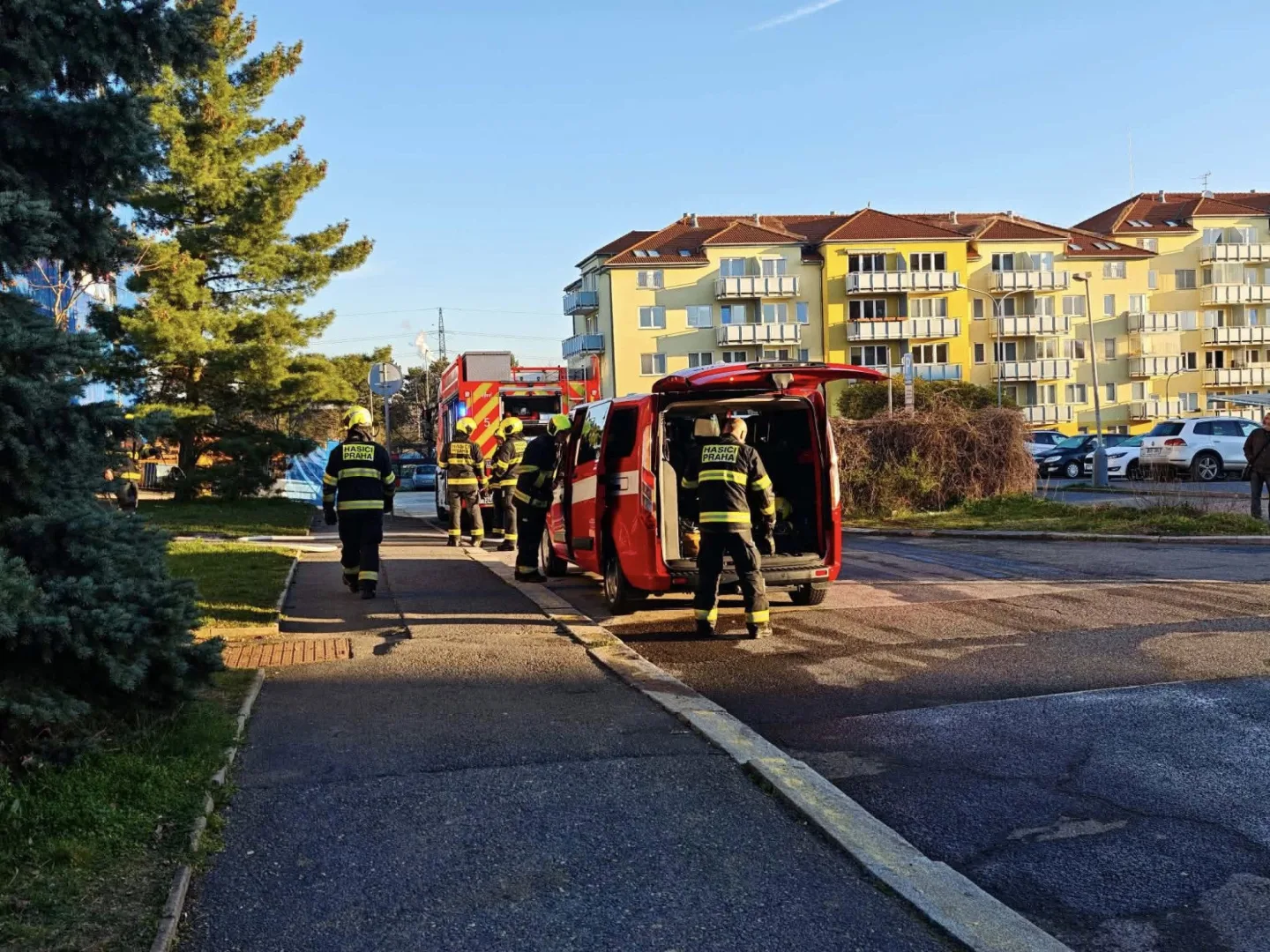 Na radnici Prahy 15 jsou po požáru škody za miliony. Vytopeno je sedm pater kanceláří