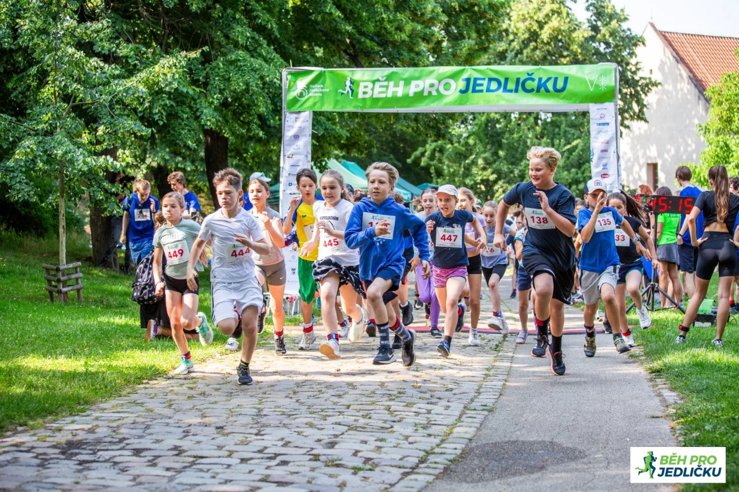 Běh pro Jedličku 2026 opět míří na Vyšehrad. Charitativní akce propojí školy, veřejnost i podporu mladých lidí s postižením