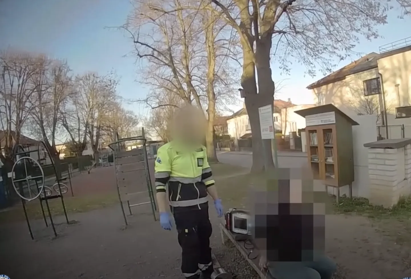 Žena si nechala zavolat záchranáře a pak se jim vysmála