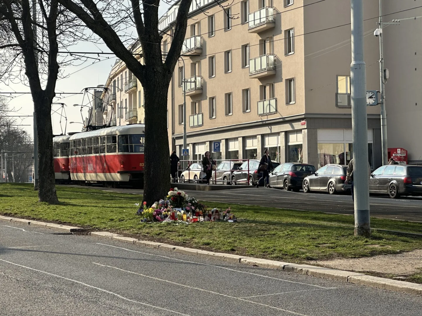 U místa nehody bylo několik dní pietní místo.