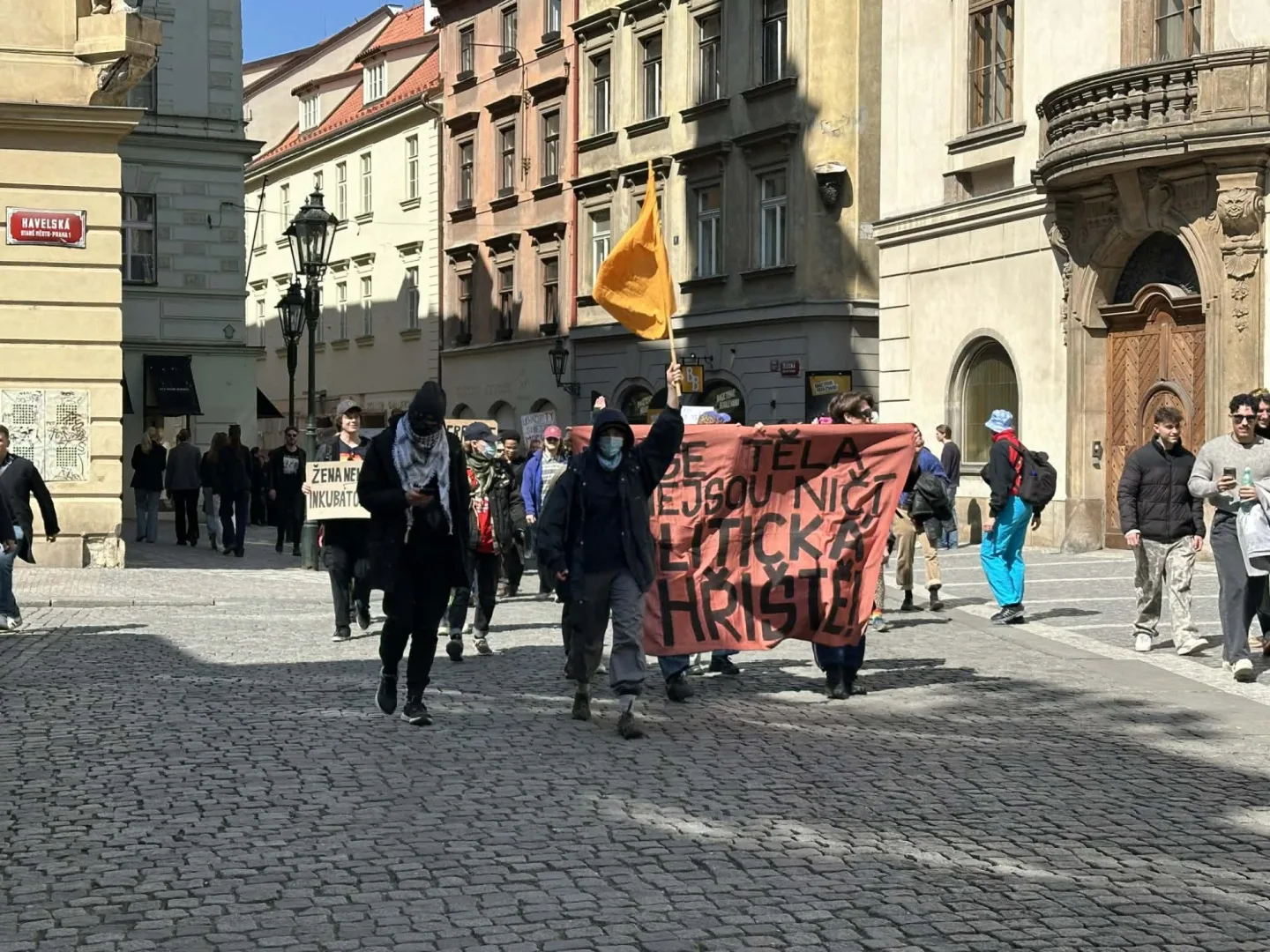 FOTO: Praha se rozdělila na dva tábory. Protestovalo se za práva žen i proti potratům