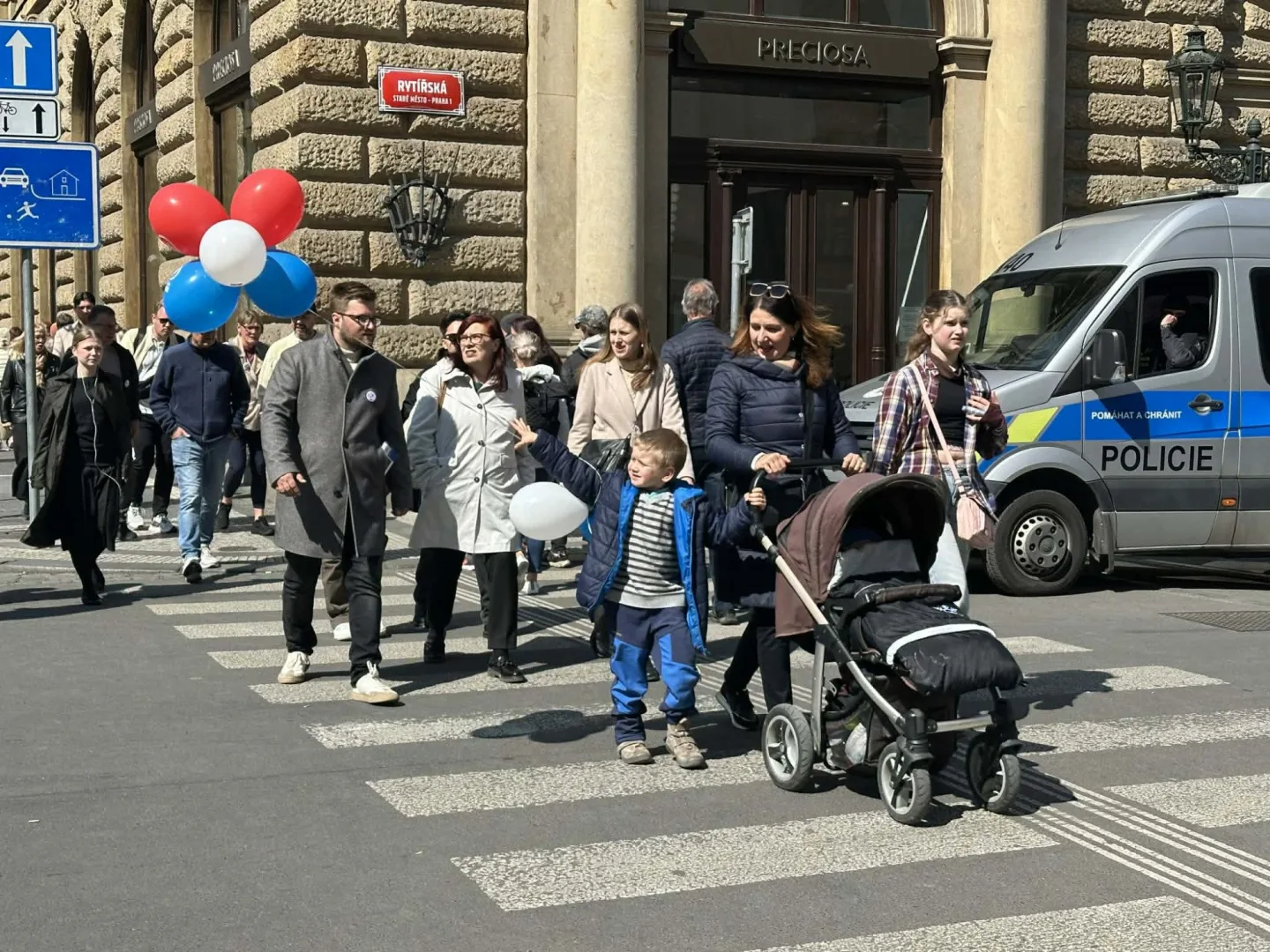 FOTO: Praha se rozdělila na dva tábory. Protestovalo se za práva žen i proti potratům
