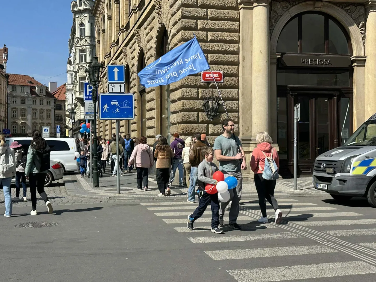 FOTO: Praha se rozdělila na dva tábory. Protestovalo se za práva žen i proti potratům