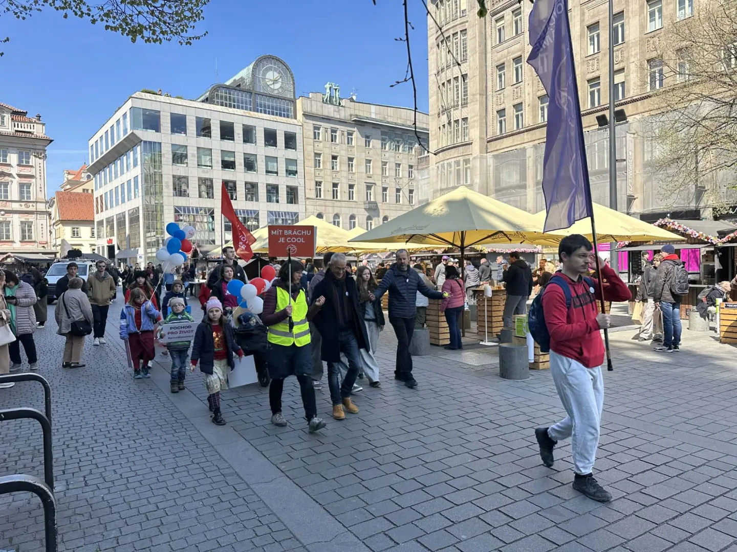 FOTO: Praha se rozdělila na dva tábory. Protestovalo se za práva žen i proti potratům