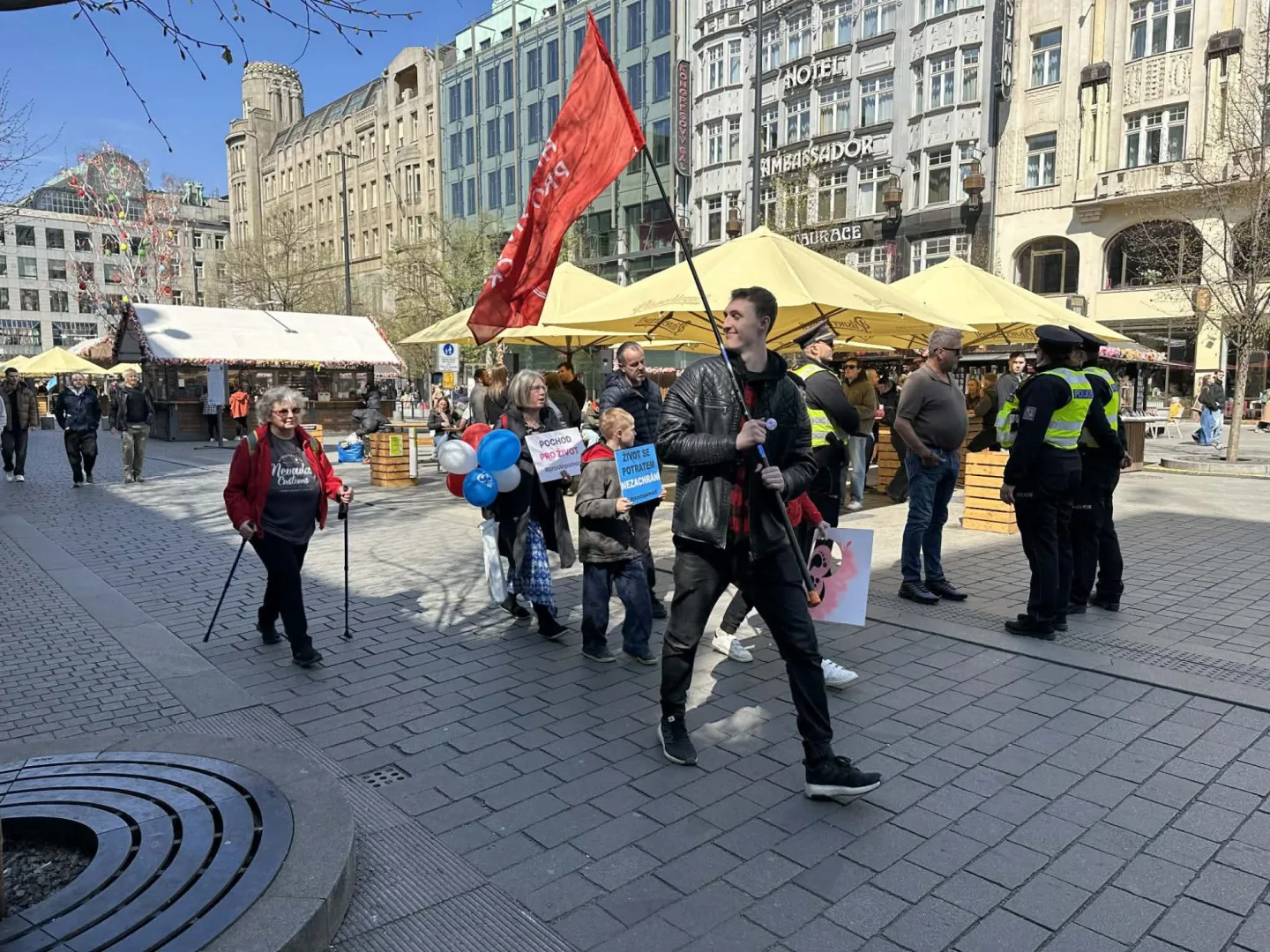 FOTO: Praha se rozdělila na dva tábory. Protestovalo se za práva žen i proti potratům
