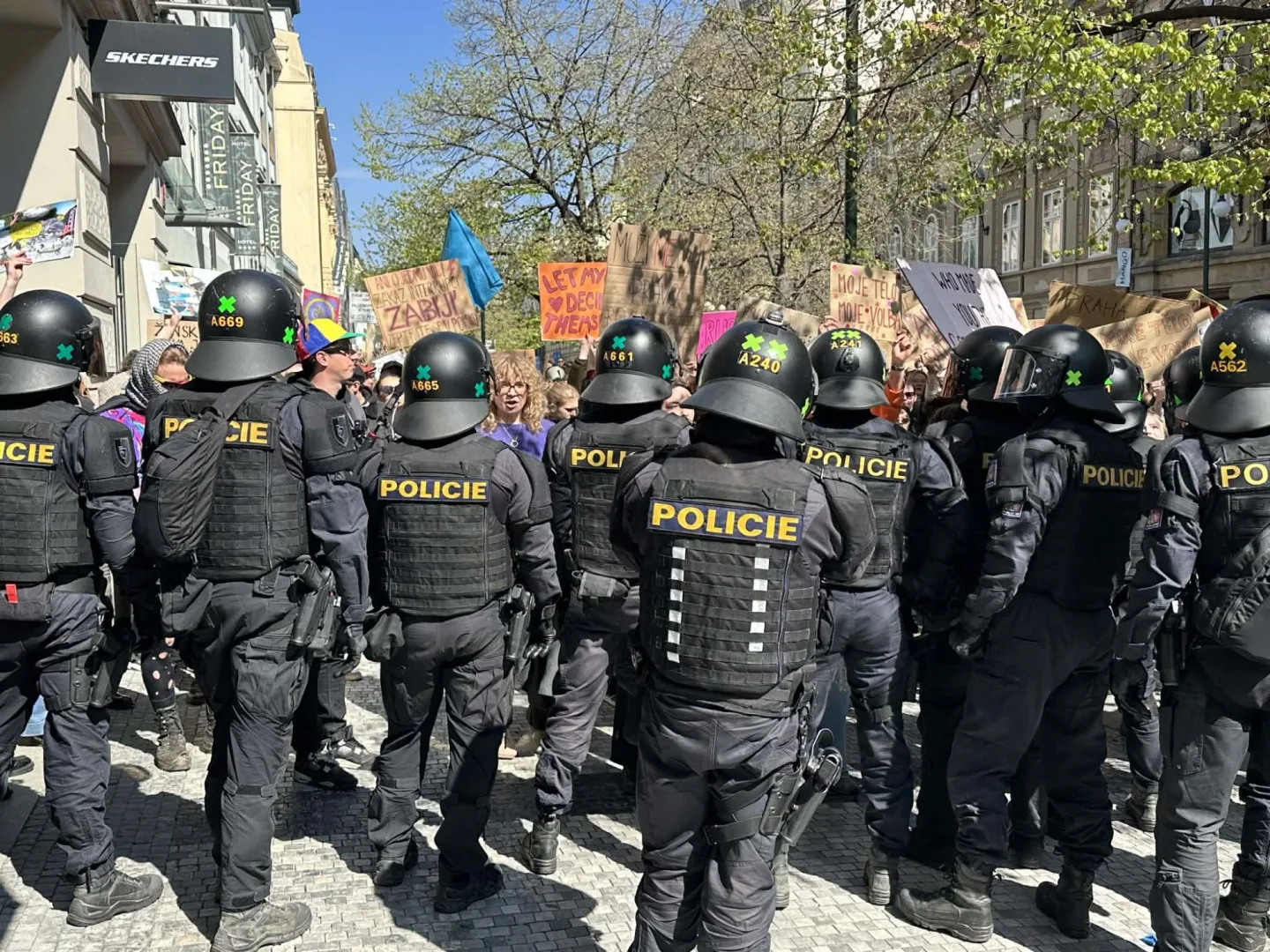 FOTO: Praha se rozdělila na dva tábory. Protestovalo se za práva žen i proti potratům