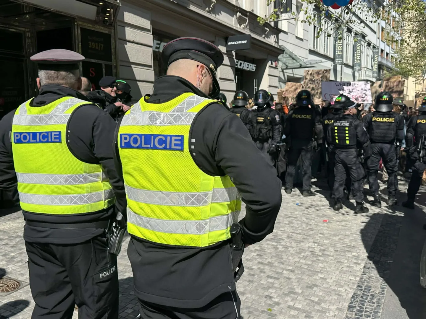 FOTO: Praha se rozdělila na dva tábory. Protestovalo se za práva žen i proti potratům