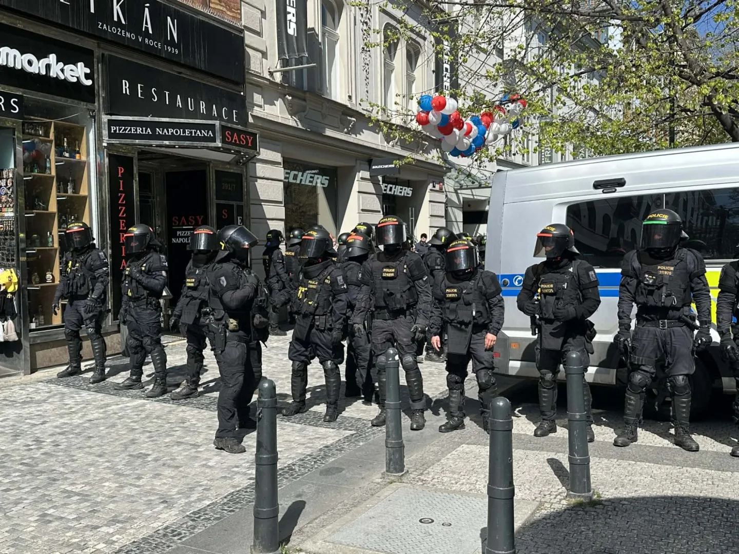 FOTO: Praha se rozdělila na dva tábory. Protestovalo se za práva žen i proti potratům