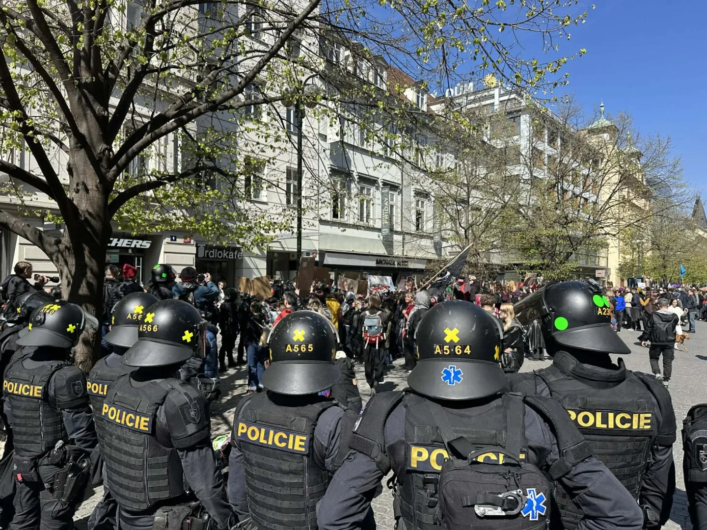 FOTO: Praha se rozdělila na dva tábory. Protestovalo se za práva žen i proti potratům