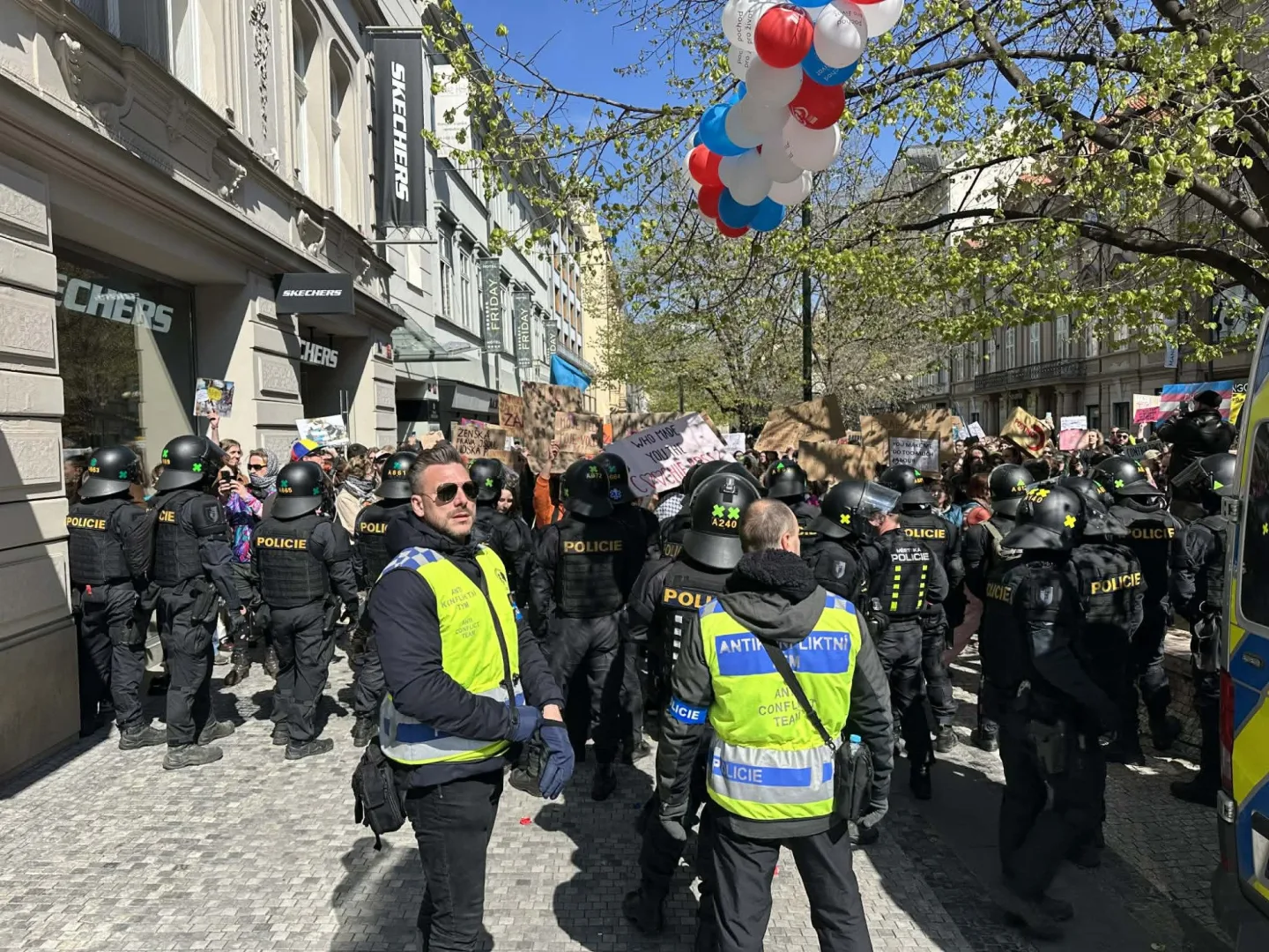FOTO: Praha se rozdělila na dva tábory. Protestovalo se za práva žen i proti potratům