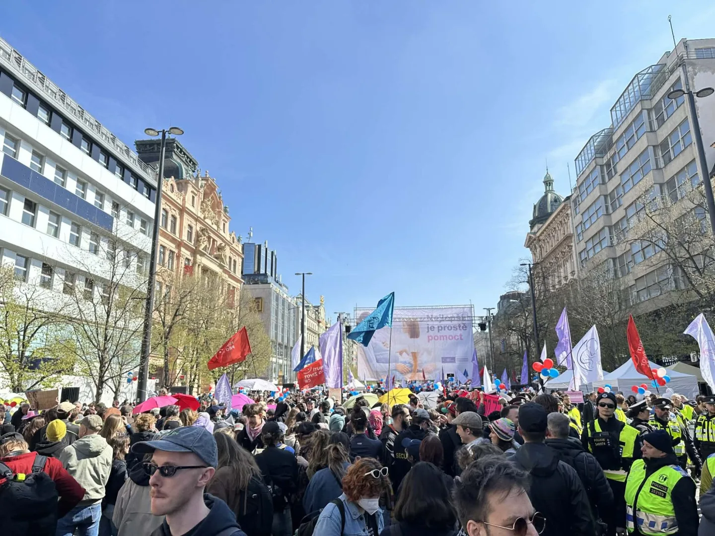 FOTO: Praha se rozdělila na dva tábory. Protestovalo se za práva žen i proti potratům