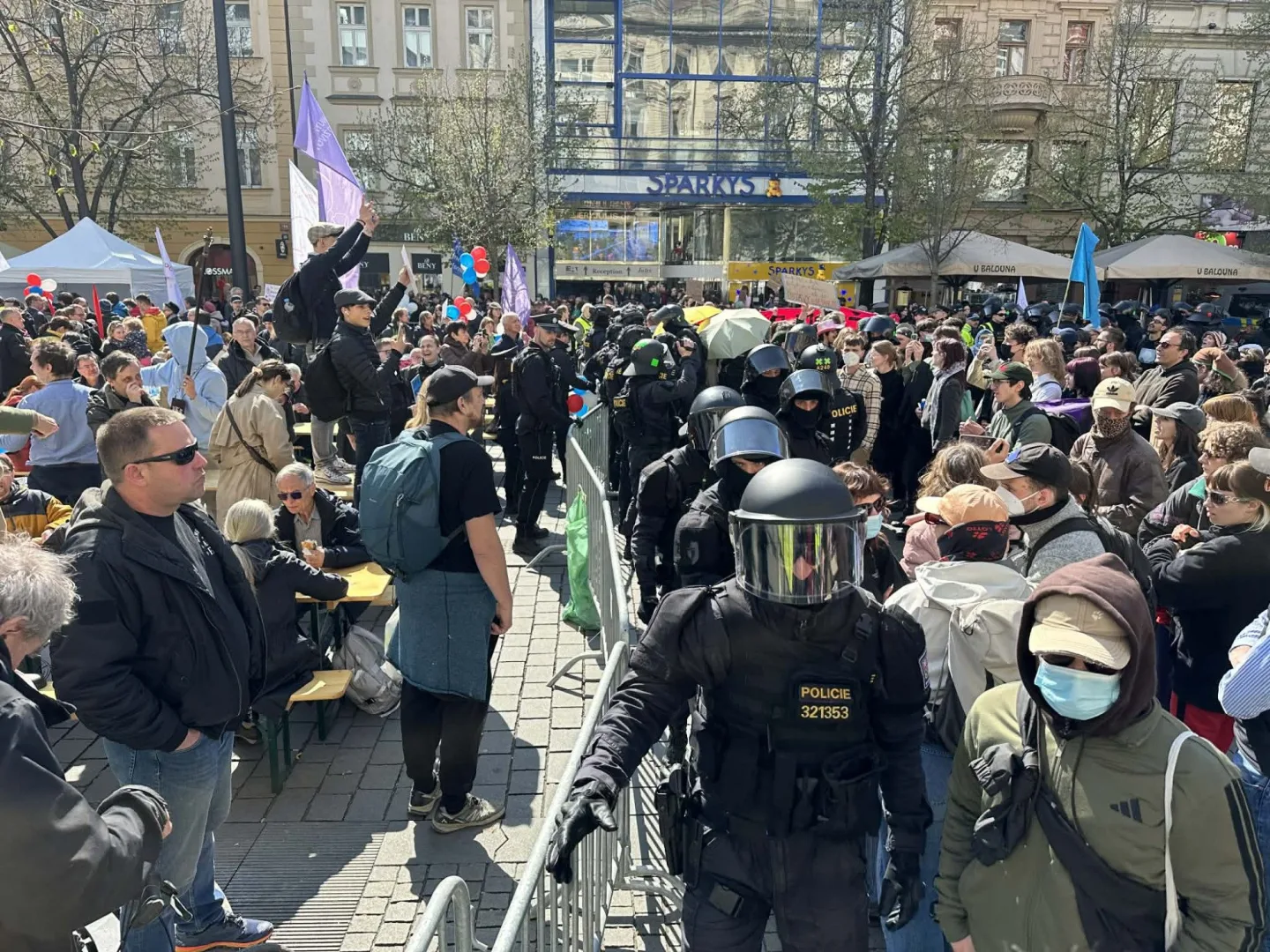 FOTO: Praha se rozdělila na dva tábory. Protestovalo se za práva žen i proti potratům