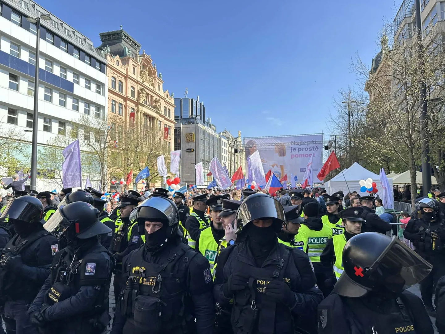FOTO: Praha se rozdělila na dva tábory. Protestovalo se za práva žen i proti potratům