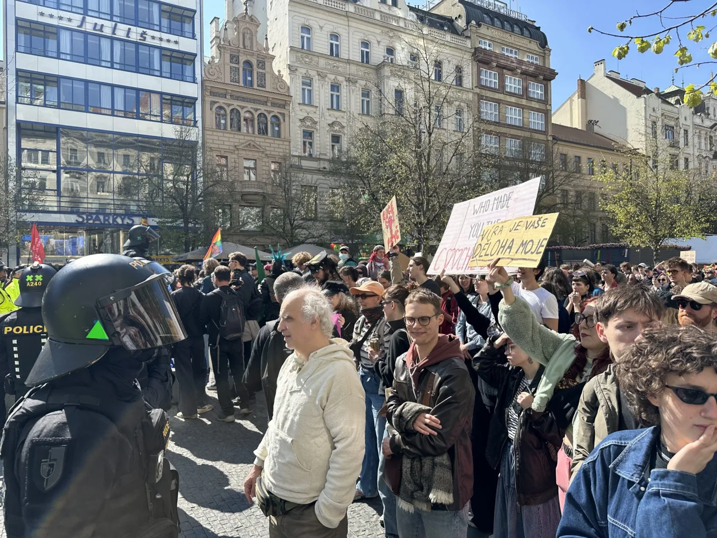 FOTO: Praha se rozdělila na dva tábory. Protestovalo se za práva žen i proti potratům