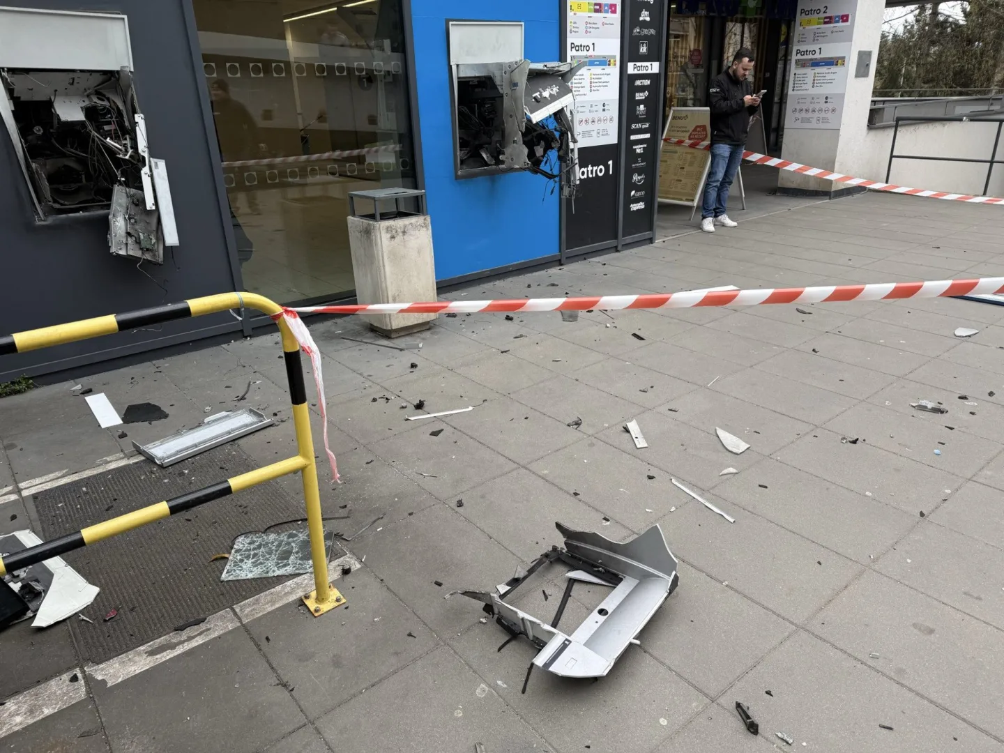 Policisté dopadli zloděje, kteří vybílili bankomaty a prchli na elektrokoloběžkách