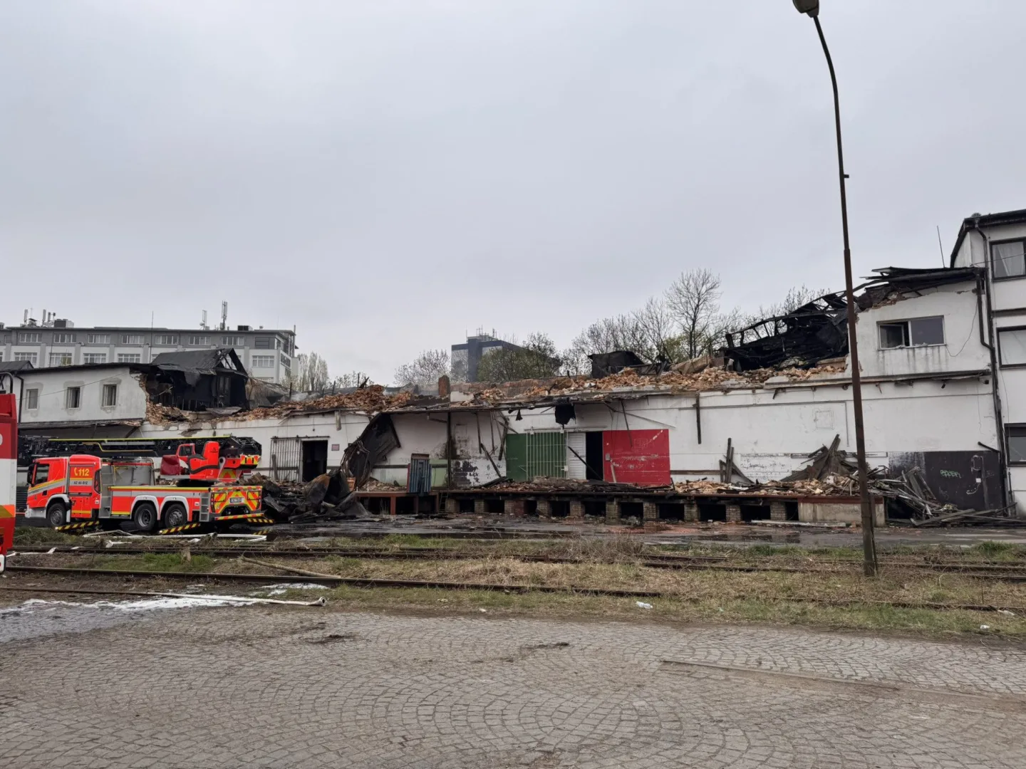 Ubytovna kompletně vyhořela.