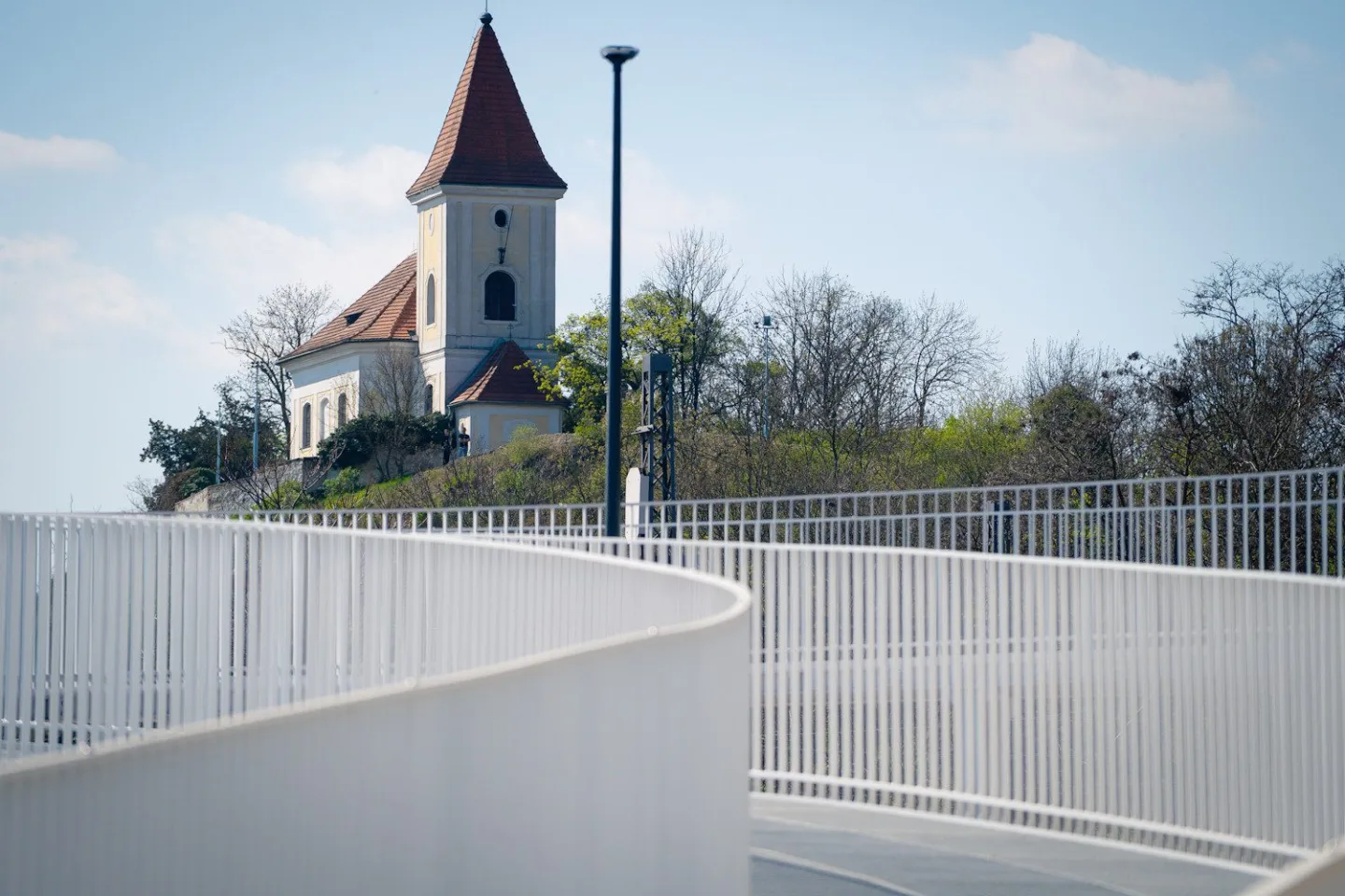 FOTO: Pilíř mezi domy, zátiší s kostelem. Prohlédněte si Dvorecký most očima architekta
