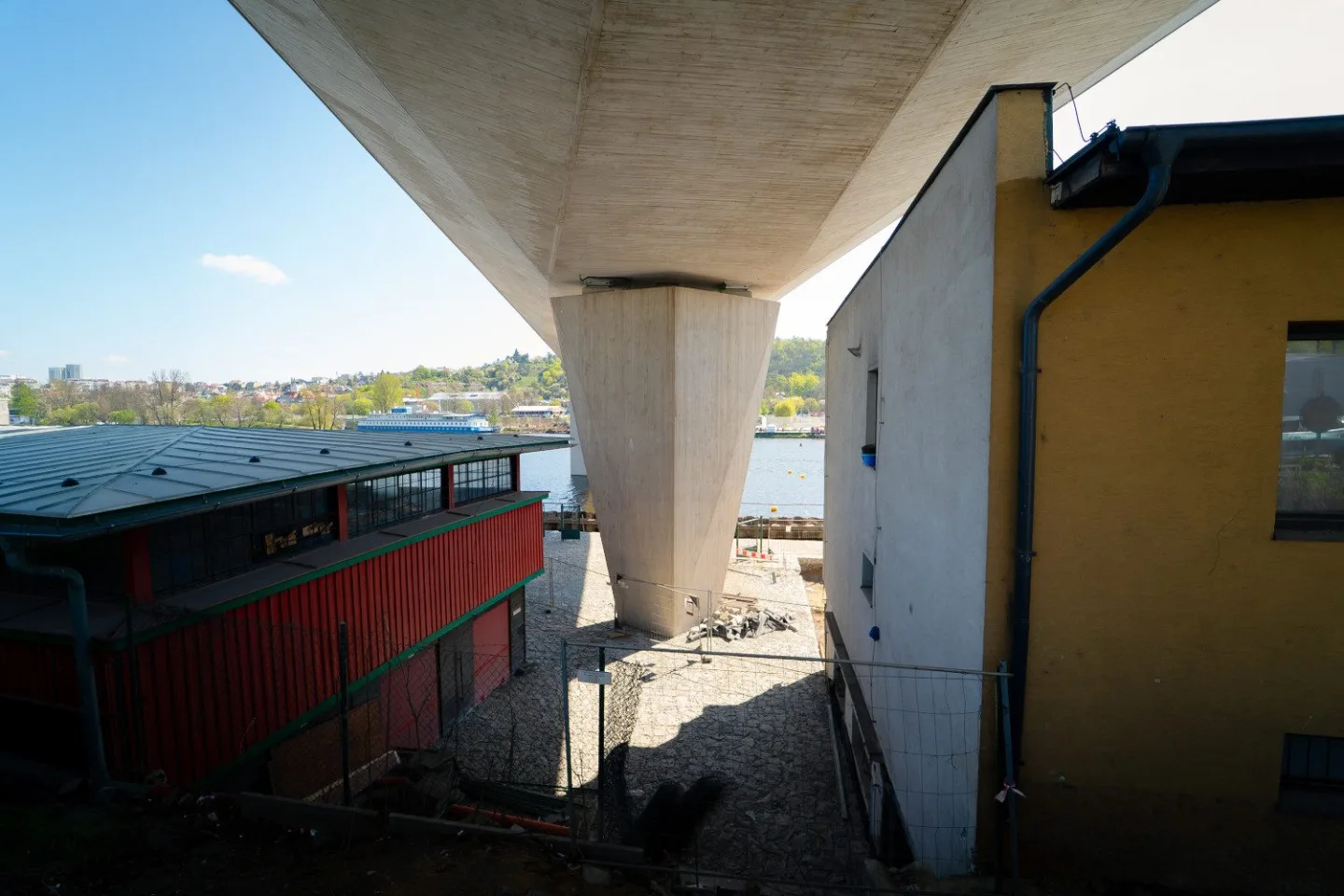 FOTO: Pilíř mezi domy, zátiší s kostelem. Prohlédněte si Dvorecký most očima architekta
