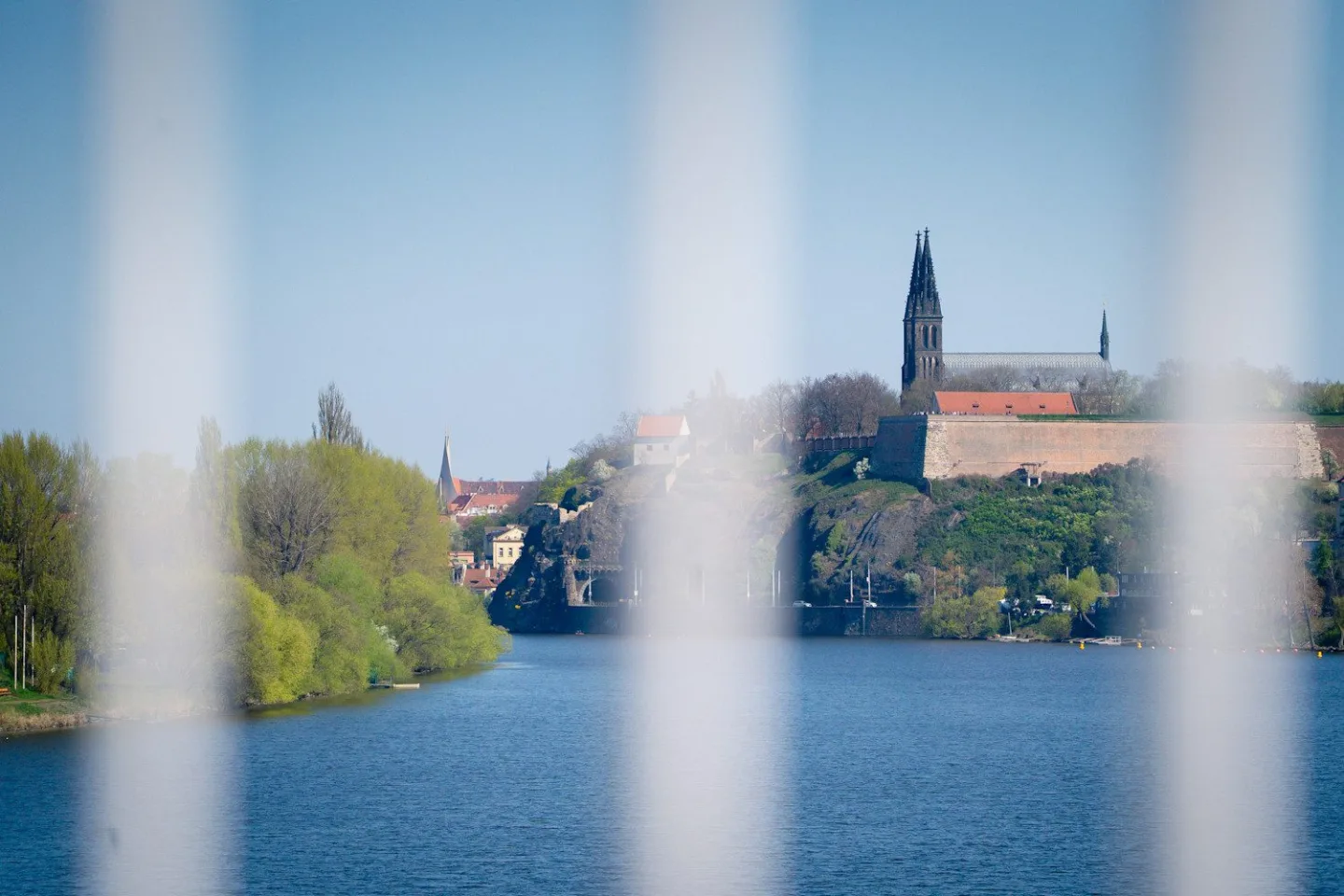 FOTO: Pilíř mezi domy, zátiší s kostelem. Prohlédněte si Dvorecký most očima architekta