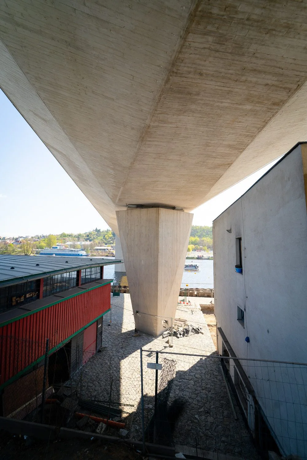 FOTO: Pilíř mezi domy, zátiší s kostelem. Prohlédněte si Dvorecký most očima architekta