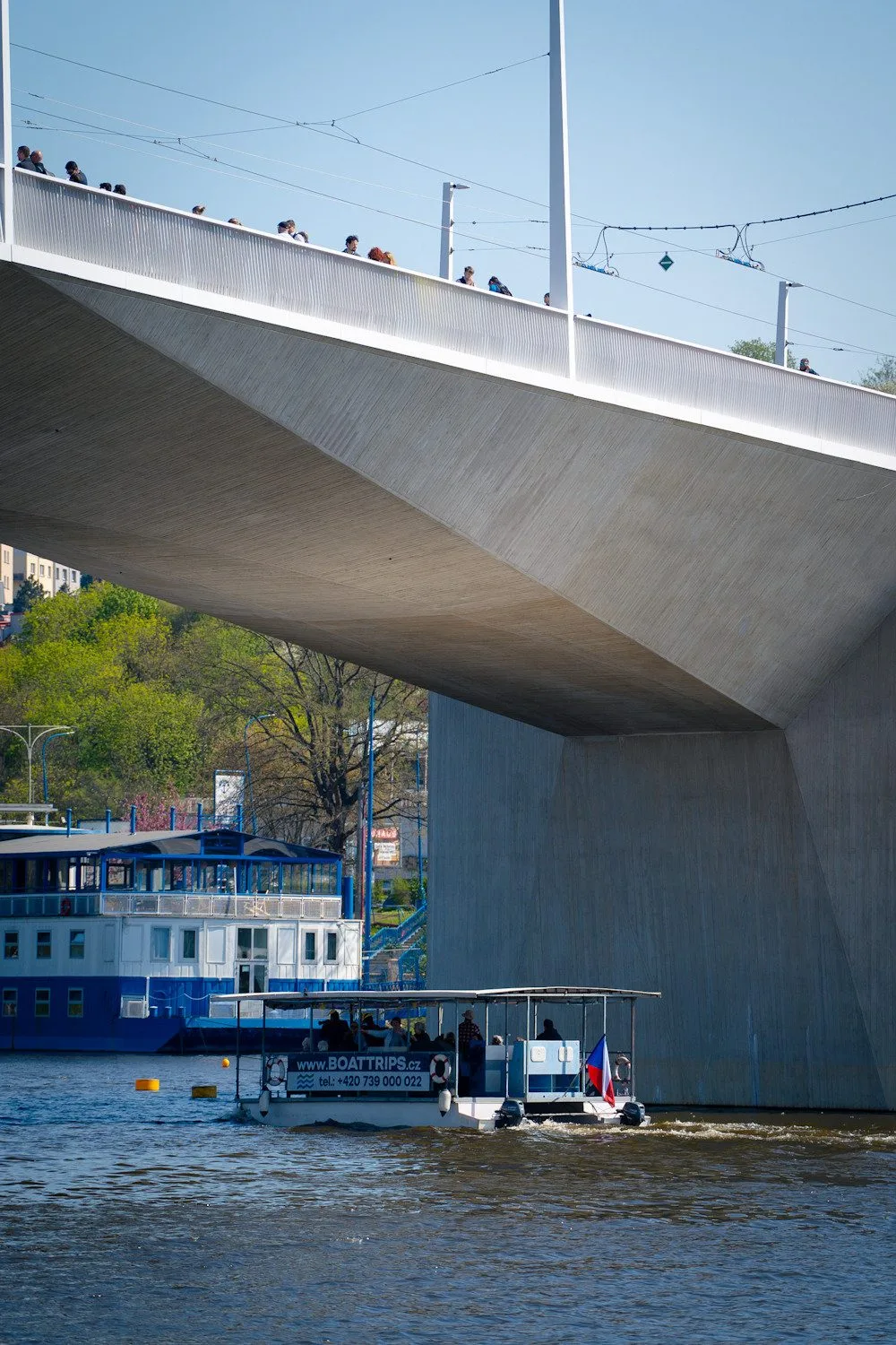 FOTO: Pilíř mezi domy, zátiší s kostelem. Prohlédněte si Dvorecký most očima architekta