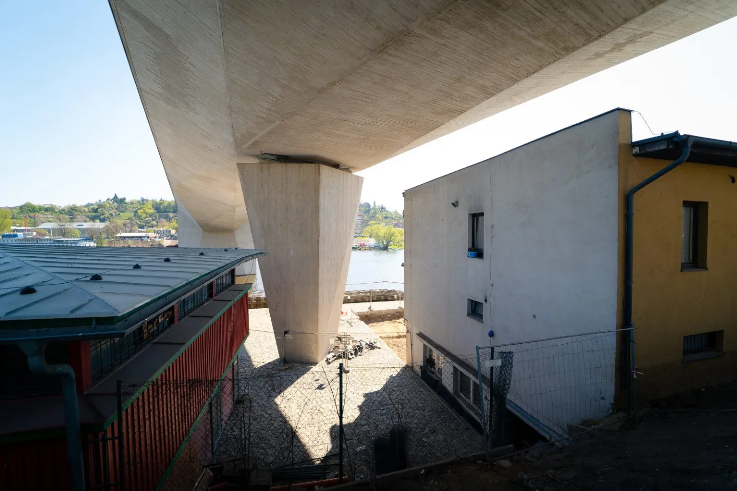 FOTO: Pilíř mezi domy, zátiší s kostelem. Prohlédněte si Dvorecký most očima architekta