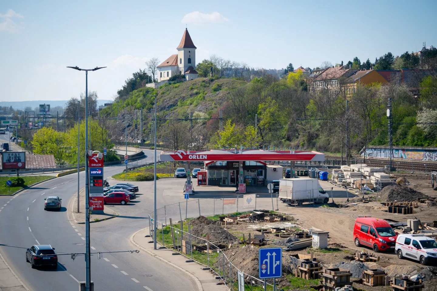 FOTO: Pilíř mezi domy, zátiší s kostelem. Prohlédněte si Dvorecký most očima architekta