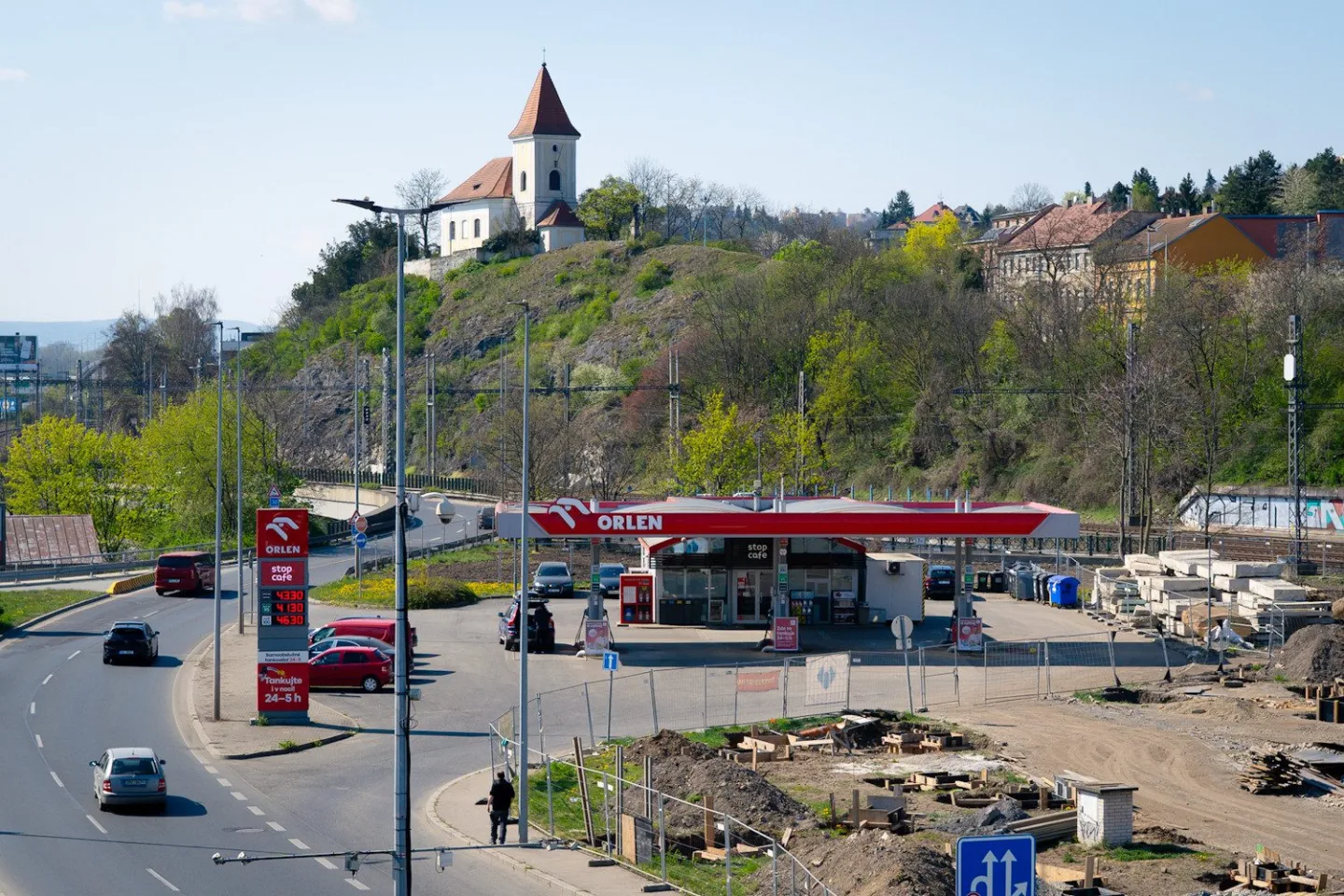 FOTO: Pilíř mezi domy, zátiší s kostelem. Prohlédněte si Dvorecký most očima architekta