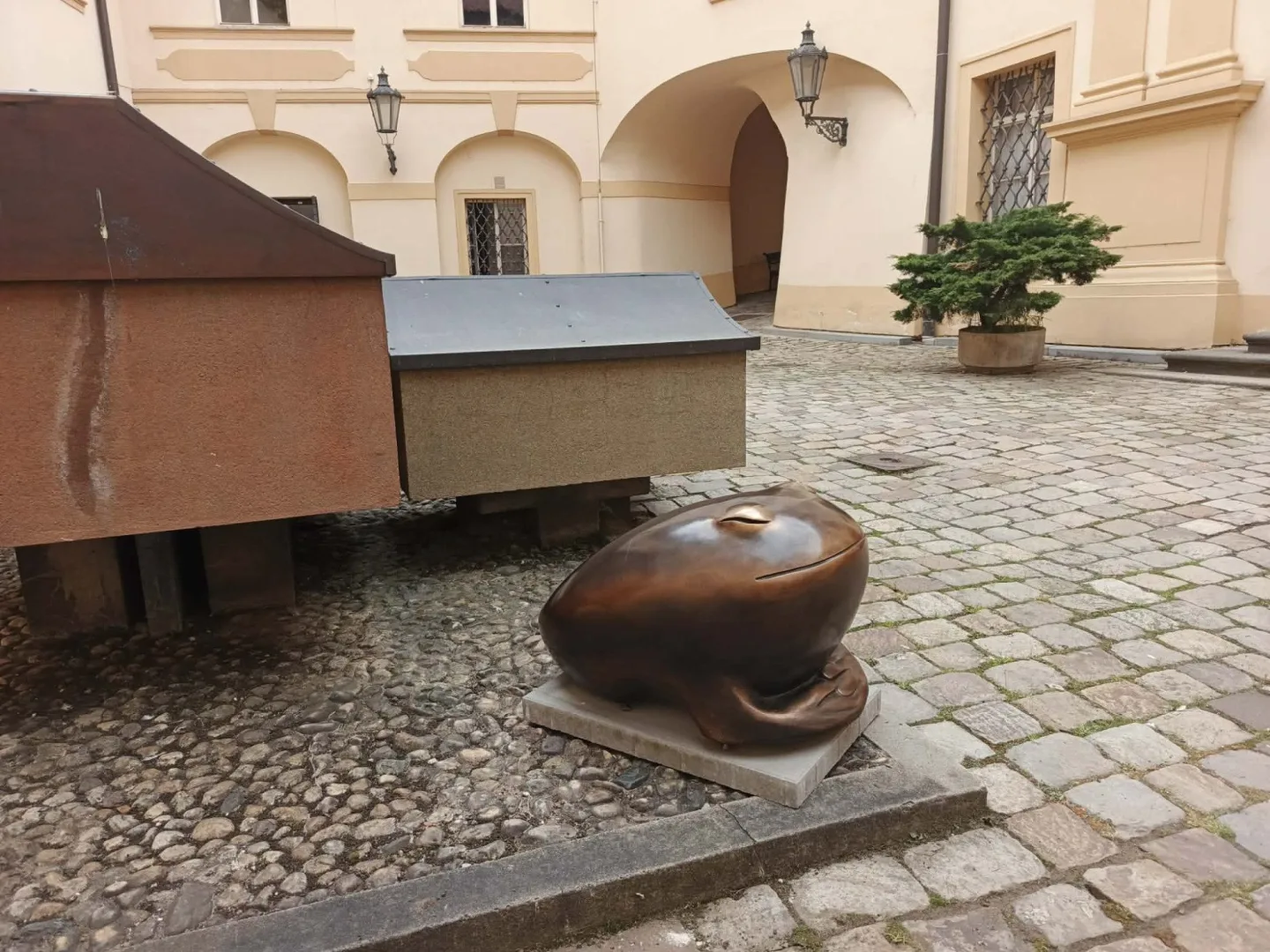 Nová plastika Žabáka.