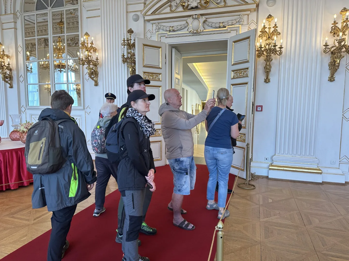 Hrad si přišly zdarma prohlédnout tisíce lidí, zklamal je ale chybějící prezident