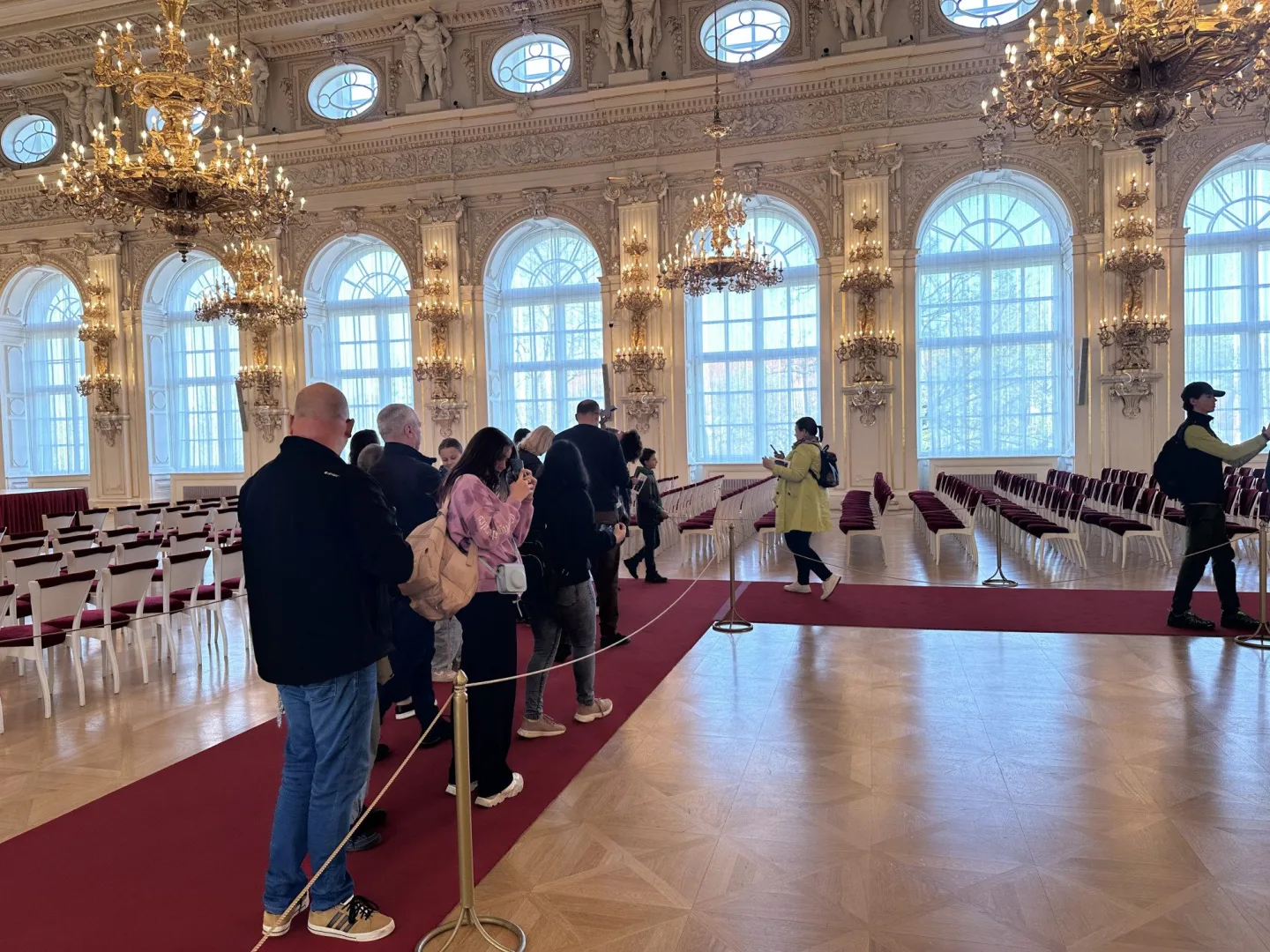 Hrad si přišly zdarma prohlédnout tisíce lidí, zklamal je ale chybějící prezident