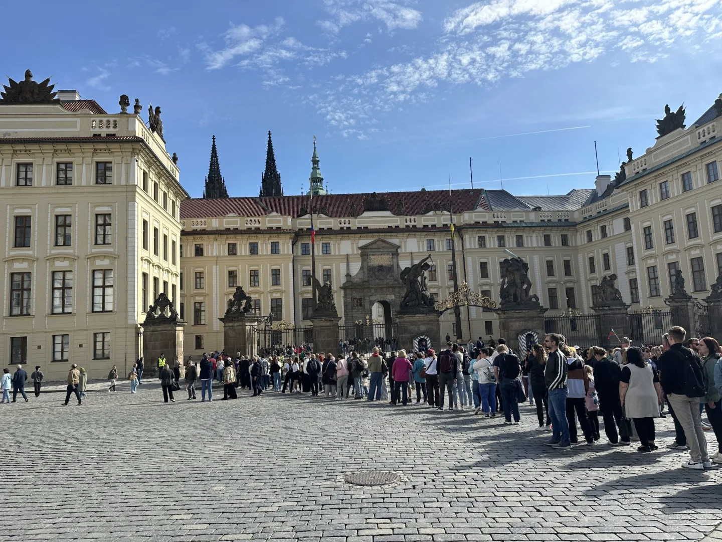 Hrad si přišly zdarma prohlédnout tisíce lidí, zklamal je ale chybějící prezident