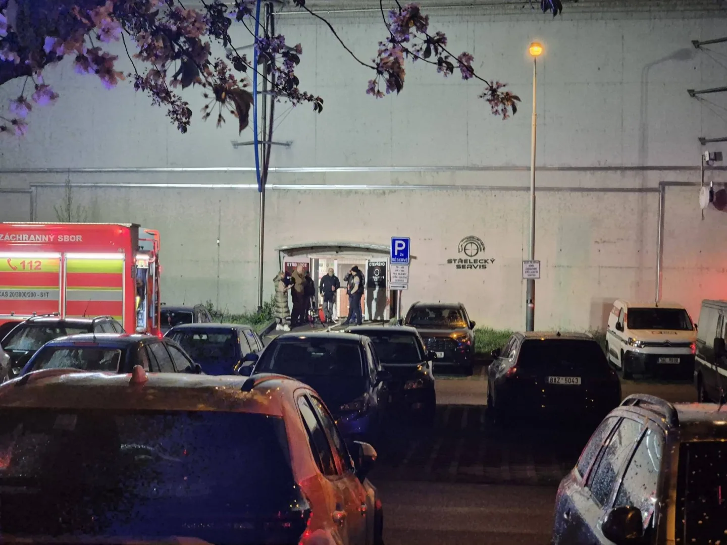 Na střelnici na Černém Mostě začalo hořet, kouř zastavil provoz metra