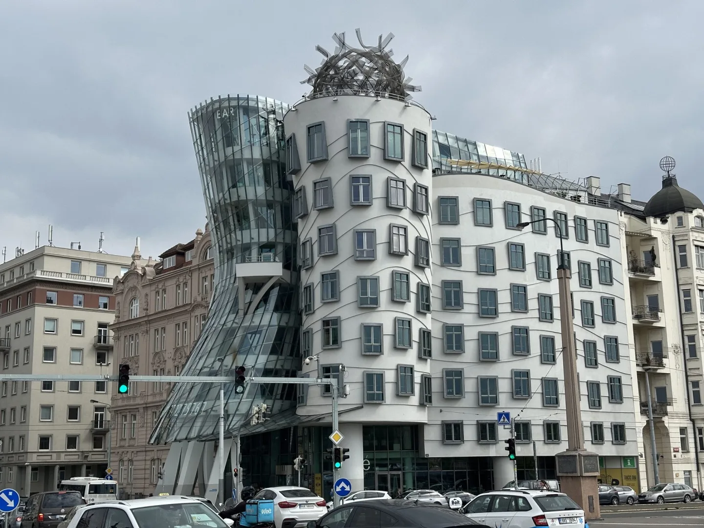 FOTO, VIDEO: Výstava připomíná 30 let Tančícího domu. Ukáže nové fotky i obří model