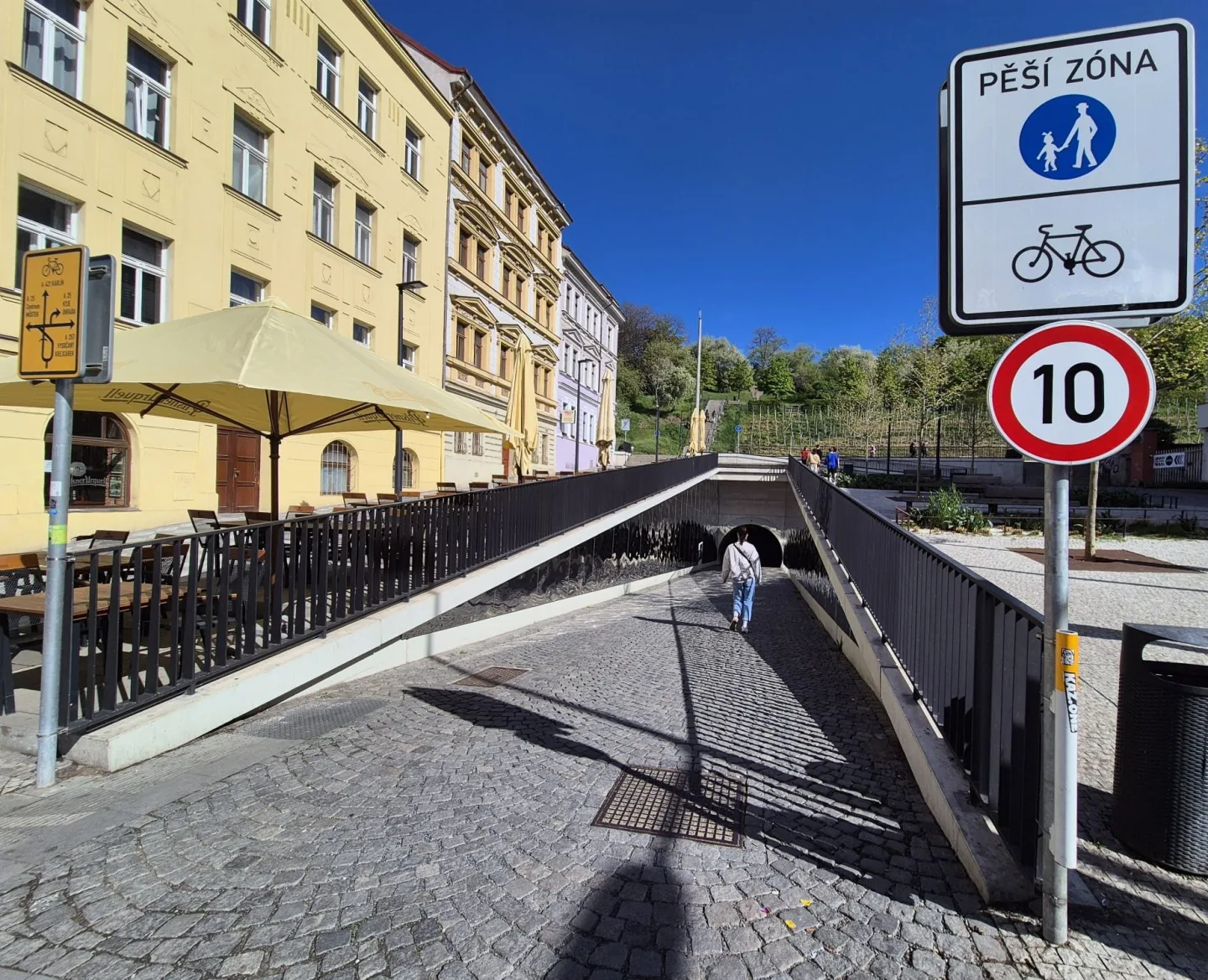 V Žižkovském tunelu platí rychlost 10 km v hodině.
