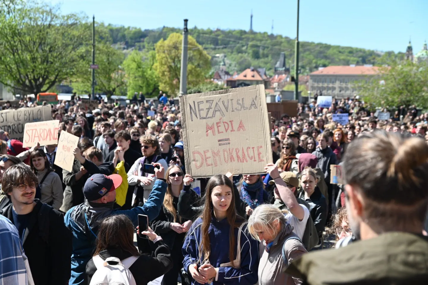 Média nedáme. Studenti vyrazili protestovat před ministerstvo kultury