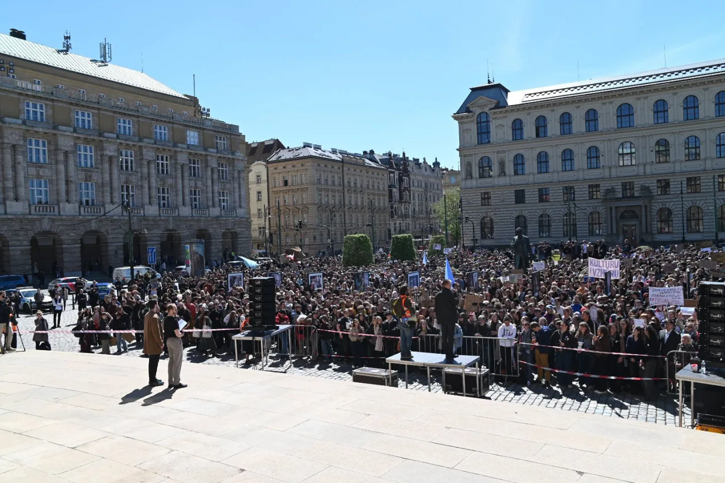 Média nedáme. Studenti vyrazili protestovat před ministerstvo kultury