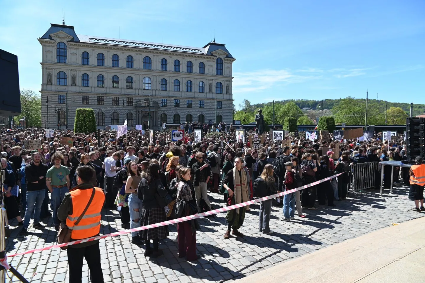Média nedáme. Studenti vyrazili protestovat před ministerstvo kultury