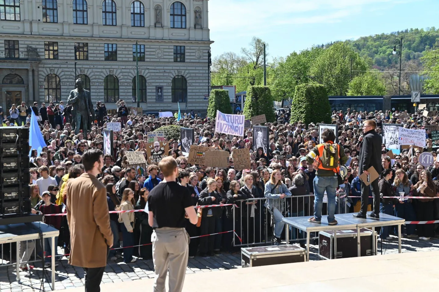 Média nedáme. Studenti vyrazili protestovat před ministerstvo kultury
